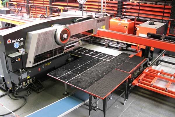 Tuyển dụng đơn hàng sản xuất, gia công tấm kim loại dành cho mái nhà, công việc làm trong xưởng – HV631